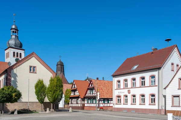 ノイブルクの市庁舎広場プロテスタントの教区教会とサンクト レミギウスのカトリック教会とラインです 地域ドイツのラインラント プファルツ州の連邦州におけるパラチネート — ストック写真