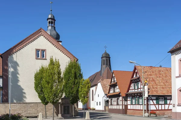 ノイブルクの市庁舎広場プロテスタントの教区教会とサンクト レミギウスのカトリック教会とラインです 地域ドイツのラインラント プファルツ州の連邦州におけるパラチネート — ストック写真
