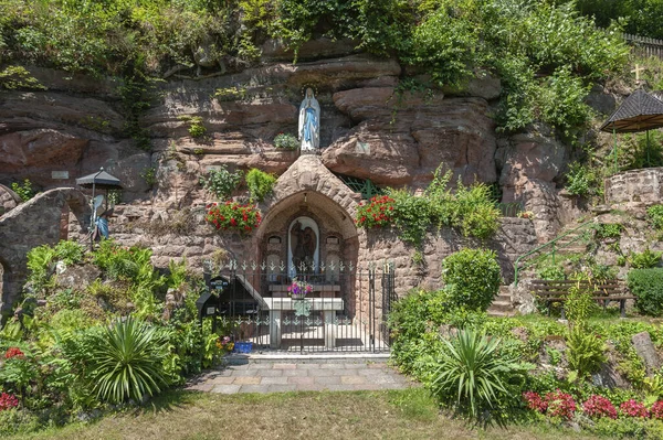 オープンブルンのルルド洞窟は マリア人の礼拝の場として使用されています 地域ドイツのラインラント プファルツ州の連邦州におけるパラチネート — ストック写真