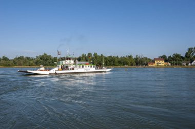 Neuburg am Rhein, Almanya - 24 Temmuz 2021: Ren feribotu Neuburg am Rhein yakınlarındaki Ren Nehri 'nden geçiyor. Almanya 'da federal Rhineland-Palatinate eyaletinde Palatinate Bölgesi