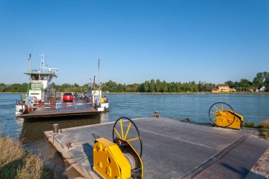 Neuburg am Rhein, Almanya - 24 Temmuz 2021: Ren feribotu Neuburg am Rhein yakınlarında. Almanya 'da federal Rhineland-Palatinate eyaletinde Palatinate Bölgesi