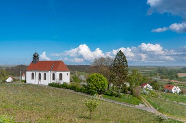 Arka planında Yukarı Ren Ovası olan Gleiszellen-Gleishorbach 'taki Aziz Dionysius Şapeli. Almanya 'da federal Rhineland-Palatinate eyaletinde Palatinate Bölgesi