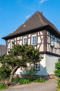 Klingenmuenster 'ın merkezindeki tipik yarı keresteli bina, Am Sauerbruennel. Almanya 'da federal Rhineland-Palatinate eyaletinde Palatinate Bölgesi