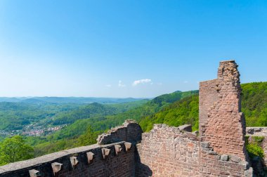 Eschbach yakınlarındaki Madenburg harabeleri Palatinate Ormanı manzarasıyla doludur. Almanya 'da federal Rhineland-Palatinate eyaletinde Palatinate Bölgesi