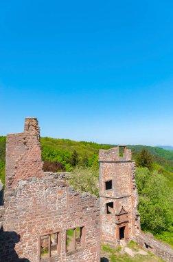 Eschbach yakınlarındaki Madenburg harabeleri Palatinate Ormanı manzarasıyla doludur. Almanya 'da federal Rhineland-Palatinate eyaletinde Palatinate Bölgesi
