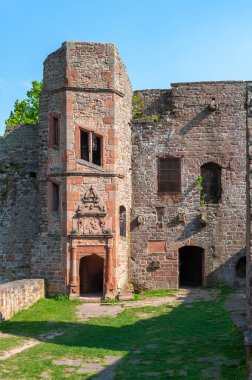 Eschbach yakınlarındaki Madenburg harabelerinin bir kısmı. Almanya 'da federal Rhineland-Palatinate eyaletinde Palatinate Bölgesi