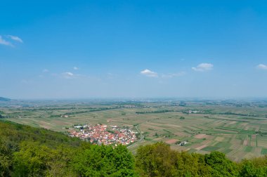 Eschbach yakınlarındaki Madenburg harabelerinden Yukarı Ren Ovası 'na bakın. Almanya 'da federal Rhineland-Palatinate eyaletinde Palatinate Bölgesi