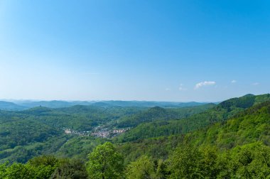 Eschbach yakınlarındaki Madenburg harabelerinden Palatinate Ormanı 'nın manzarası. Almanya 'da federal Rhineland-Palatinate eyaletinde Palatinate Bölgesi