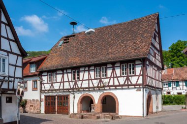 Leinsweiler 'deki tarihi belediye binası. Almanya 'da federal Rhineland-Palatinate eyaletinde Palatinate Bölgesi