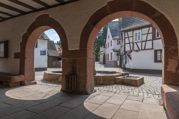 穿过莱茵斯韦勒历史性市政厅的拱廊观看 德国联邦莱茵兰 法尔茨州的法尔茨地区 — 图库照片