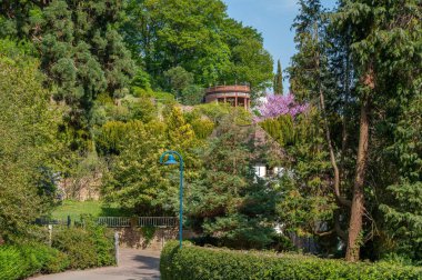Gleisweiler 'daki botanik bahçesi, arka plandaki Güneş Tapınağı. Almanya 'da Rhineland-Palatinate Bölgesi