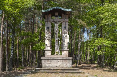 Çarmıha gerilme grubu Burrweiler yakınlarındaki St. Anne kilisesinde. Almanya 'da Rhineland-Palatinate Bölgesi