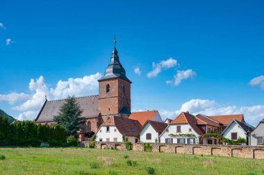 Burrweiler 'daki Kutsal Bakire Meryem Kilisesi. Almanya 'da Rhineland-Palatinate Bölgesi