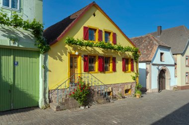 Rhodt, Rietburg 'daki tarihi Theresienstrasse' de tipik evler. Almanya 'da Rhineland-Palatinate Bölgesi