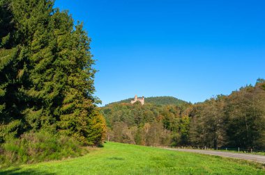 Erlenbach yakınlarındaki Berwartstein Kalesi manzaralı bir manzara. Almanya 'da Rhineland-Palatinate Bölgesi