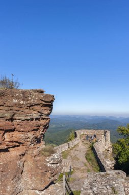 Nothweiler, Almanya - 15 Ekim 2021: Wegelburg şatosu kalıntıları ve arka planda Palatinate Ormanı manzarası. Rhineland-Palatinate Bölgesi