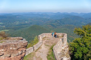 Nothweiler, Almanya - 15 Ekim 2021: Wegelburg şatosu kalıntıları ve arka planda Palatinate Ormanı manzarası. Rhineland-Palatinate Bölgesi