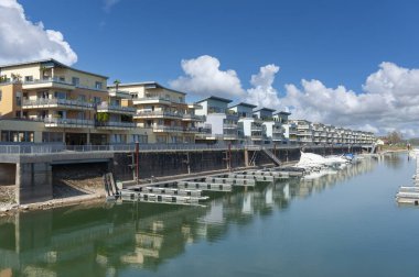 Speyer 'deki marinada modern konut binaları olan yeni bir konut. Almanya 'da Rhineland-Palatinate Bölgesi