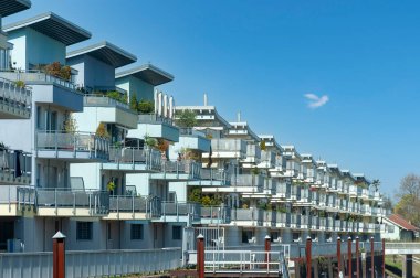 Speyer 'deki marinada modern konut binaları olan yeni bir konut. Almanya 'da Rhineland-Palatinate Bölgesi