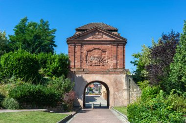 Lauterbourg 'da Kral XIV. Louis' in güneş figürlü Landau Kapısı. Fransa 'da Alsace Bölümü