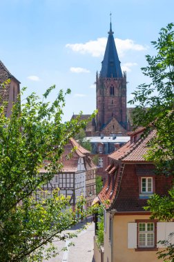 Wissembourg 'da Aziz Peter ve Paul kilisesi olan eski bir kasaba. Fransa 'nın Alsace bölgesindeki Bas-Rhin departmanı