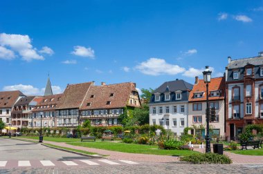 Wissembourg 'daki Quai Anselmann' da tarihi yarım keresteli evler. Fransa 'nın Alsace bölgesindeki Bas-Rhin departmanı