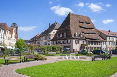 Wissembourg 'da Maison du Sel ile Saumon Meydanı. Fransa 'nın Alsace bölgesindeki Bas-Rhin departmanı