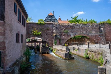 Eski Benedictine Manastırı 'nın duvarında Wissembourg' daki Lauter Kanalı var. Fransa 'nın Alsace bölgesindeki Bas-Rhin departmanı