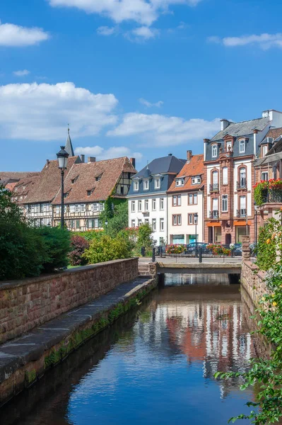 stock image Historic buildings with Lauterkanal on Quai Anselmannin Wissembourg. Bas-Rhin department in Alsace region of France