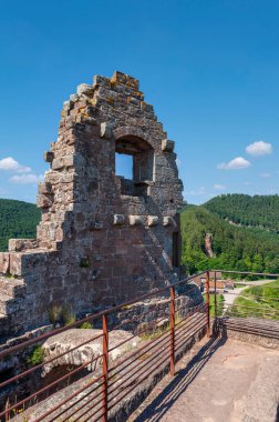 Lembach yakınlarındaki Fleckenstein Kalesi 'nin panoramik platosunda Vosges manzarası var. Fransa 'nın Alsace bölgesindeki Bas-Rhin departmanı