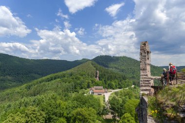 Lembach, Almanya - 28 Haziran 2021: Lembach yakınlarındaki Fleckenstein Kalesi 'nin kalıntılarından Vosges manzarasına kadar. Fransa 'nın Alsace bölgesindeki Bas-Rhin departmanı