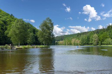 Lembach, Almanya - 28 Mayıs 2021: Lembach yakınlarındaki Fleckensteiner Gölü 'nde peyzaj. Fransa 'nın Alsace bölgesindeki Bas-Rhin departmanı