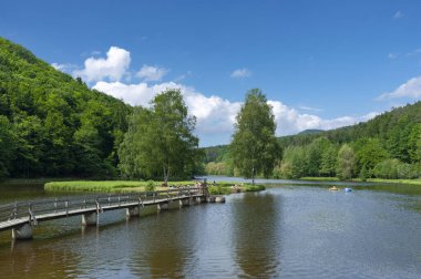 Lembach, Almanya - 28 Mayıs 2021: Lembach yakınlarındaki Fleckensteiner Gölü 'nde peyzaj. Fransa 'nın Alsace bölgesindeki Bas-Rhin departmanı