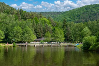 Lembach, Almanya - 28 Mayıs 2021: Lembach yakınlarındaki Fleckensteiner Gölü 'nde peyzaj. Fransa 'nın Alsace bölgesindeki Bas-Rhin departmanı