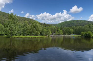 Lembach, Almanya - 28 Mayıs 2021: Lembach yakınlarındaki Fleckensteiner Gölü 'nde peyzaj. Fransa 'nın Alsace bölgesindeki Bas-Rhin departmanı