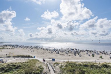 Norddeich sahilinin üzerindeki Mavi Köprü 'den görüntü. Almanya 'da Aşağı Saksonya Devleti