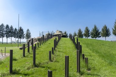 Hatten, Fransa - 05 Mayıs 2022: Hatten yakınlarındaki Esch kazazedelerinin dikenli teller, tanksavar ve M4 Sherman tanklarıyla yeniden inşası. Fransa 'nın Alsace bölgesindeki Bas-Rhin departmanı