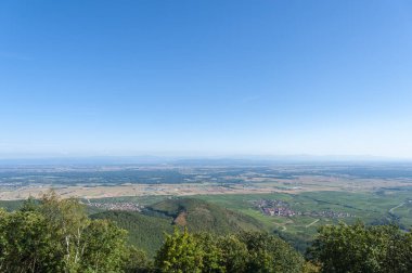 Yukarı Ren Ovası 'nın Orschwiller yakınlarındaki Chateau du Haut Koenigsbourg' dan görüntü. Kara Orman 'ın arka plandaki tepelik arazisinde. Fransa 'nın Bas-Rhin Bölgesi