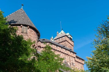 Haut du Haut Koenigsbourg 'daki kuleye bakıyorum. Regin Alsace, Fransa 'da Bas-Rhin Bölümü