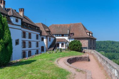 La Petite-Pierre 'deki Lutzelstein Kalesi' nin iç avlusunda. Fransa 'nın Alsace bölgesindeki Bas-Rhin departmanı