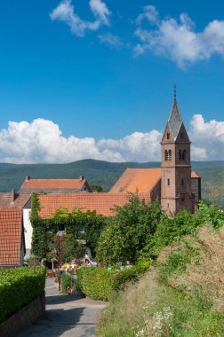 Lichtenberg 'deki Protestan kilisesiyle şehir manzarası. Fransa 'nın Alsace bölgesindeki Bas-Rhin departmanı