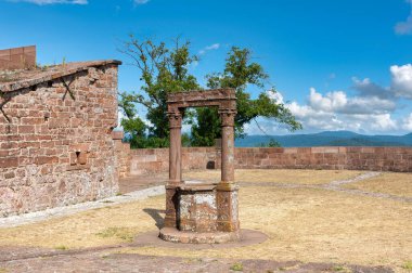 Lichtenberg Kalesi 'nin avlusundaki tarihi çeşme. Lichtenberg in Departement Bas-Rhin in der Region Elsass, Frankreich