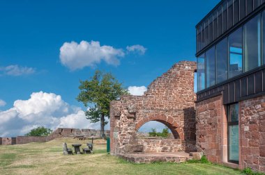 Lichtenberg Kalesi 'nin dış görünüşü. Frankreich, Elsass Bölgesinden Bas-Rhin