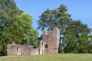Obernai 'deki Munsterling Park' taki St-Jean-Baptiste kilisesinin kalıntıları. Fransa 'nın Alsace bölgesindeki Bas-Rhin departmanı