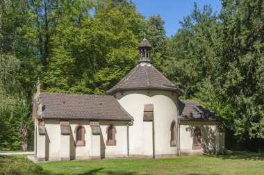 Obernai 'deki şehir parkında park kilisesi. Fransa 'nın Alsace bölgesindeki Bas-Rhin departmanı