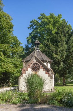 Obernai 'deki şehir parkında park kilisesi. Fransa 'nın Alsace bölgesindeki Bas-Rhin departmanı