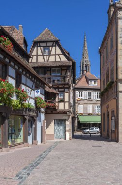 Obernai, Fransa - 11 Ağustos 2022: Obernai 'deki Place Beffroi' de yarı ahşap topluluk. Fransa 'nın Alsace bölgesindeki Bas-Rhin departmanı