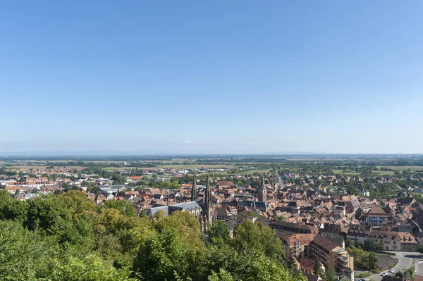 Şehir manzarası, Obernai 'deki Ulusal Zorunlu Anıt Anıtı' ndan. Fransa 'nın Alsace bölgesindeki Bas-Rhin departmanı