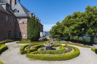 Ottrott yakınlarındaki Mont Sainte-Odile 'deki Hohenburg Manastırı' ndaki manastır bahçesi. Fransa 'nın Alsace bölgesindeki Bas-Rhin departmanı