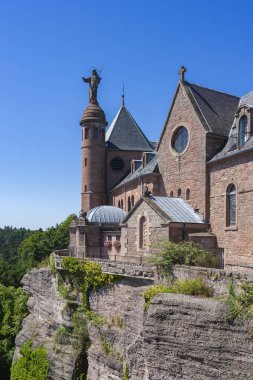 Ottrott yakınlarındaki Mont Sainte-Odile 'de Aziz Odilia heykeli olan Hohenburg Manastırı. Fransa 'nın Alsace bölgesindeki Bas-Rhin departmanı